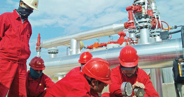 Staff of CNPC, China's State-owned energy firm, check facilities in Turkmenistan in 2013. (Photo provided to China Daily) Staff of CNPC, China's State-owned energy firm, check facilities in Turkmenistan in 2013. (Photo provided to China Daily)