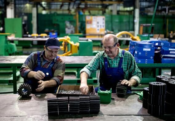 Employees work at a factory purchased by Chinese machinery equipment manufacturer Liugong Machinery Co Ltd, in Stalowa Wola, Poland. (Photo/Xinhua) Employees work at a factory purchased by Chinese machinery equipment manufacturer Liugong Machinery Co Ltd, in Stalowa Wola, Poland. (Photo/Xinhua)