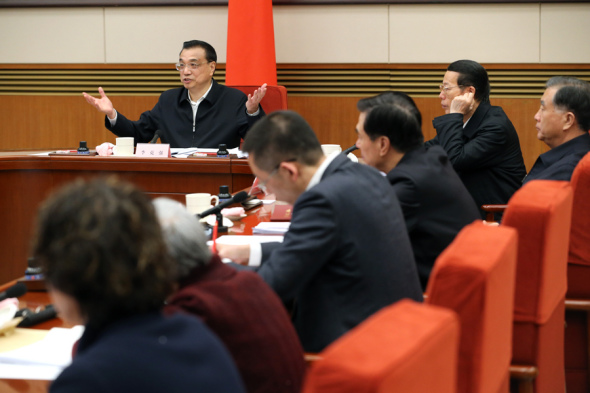 Premier Li Keqiang leads a meeting that solicited suggestions for the draft of this year's Government Work Report in Beijing on Wednesday. (WU ZHIYI/CHINA DAILY) Premier Li Keqiang leads a meeting that solicited suggestions for the draft of this year's Government Work Report in Beijing on Wednesday. (WU ZHIYI/CHINA DAILY)