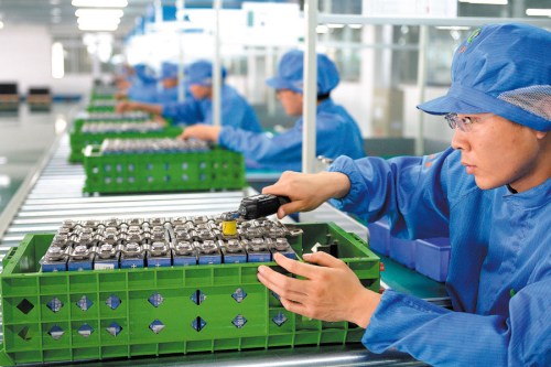 Workers assemble lithium-ion batteries at a production line in Liaoning Province. (Photo by Bai Tiejun/For China Daily) Workers assemble lithium-ion batteries at a production line in Liaoning Province. (Photo by Bai Tiejun/For China Daily)