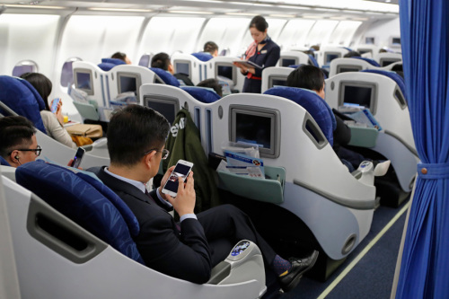Passengers use mobile phones in airplane mode on a China Eastern Airlines passenger plane on Jan. 18. (Photo/China News Service) Passengers use mobile phones in airplane mode on a China Eastern Airlines passenger plane on Jan. 18. (Photo/China News Service)