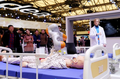 Visitors watch a medical robot designed by KUKA at the Appliance and Electronics World Expo in Shanghai on Thursday. (Photo/Xinhua) Visitors watch a medical robot designed by KUKA at the Appliance and Electronics World Expo in Shanghai on Thursday. (Photo/Xinhua)