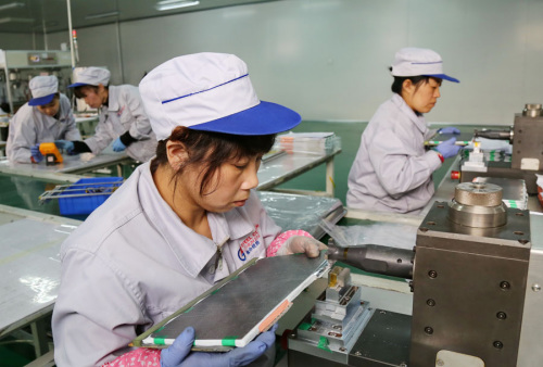 Employees work at a new energy car battery factory in Xingtai, Hebei Province. (Photo/Xinhua) Employees work at a new energy car battery factory in Xingtai, Hebei Province. (Photo/Xinhua)