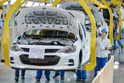 Technicians work on a car production line of a General Motors venture in Wuhan, capital of Hubei Province. (Photo provided to China Daily) Technicians work on a car production line of a General Motors venture in Wuhan, capital of Hubei Province. (Photo provided to China Daily)