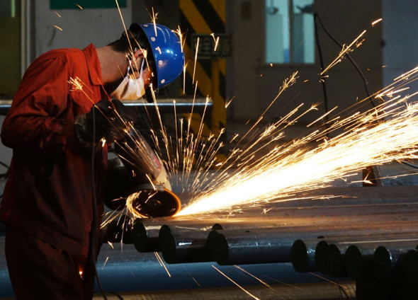 An employee polishes the surface of steel products at Dongbei Special Steel Group Co Ltd in Dalian, Liaoning province. (Photo by Liu Debin/For China Daily) An employee polishes the surface of steel products at Dongbei Special Steel Group Co Ltd in Dalian, Liaoning province. (Photo by Liu Debin/For China Daily)