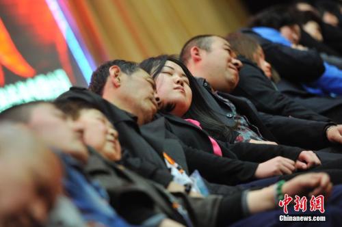 People enter a deep state of relaxation to release stress while under the guidance of professional hypnotists in Taiyuan, North China's Shanxi Province, March 21, 2018. (Photo/China News Service) People enter a deep state of relaxation to release stress while under the guidance of professional hypnotists in Taiyuan, North China's Shanxi Province, March 21, 2018. (Photo/China News Service)