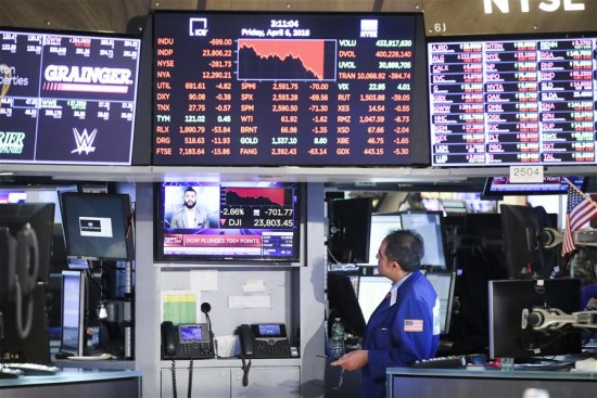 A trader watches a news report at the New York Stock Exchange in New York, the United States, on April 6, 2018. (Xinhua/Wang Ying) A trader watches a news report at the New York Stock Exchange in New York, the United States, on April 6, 2018. (Xinhua/Wang Ying)