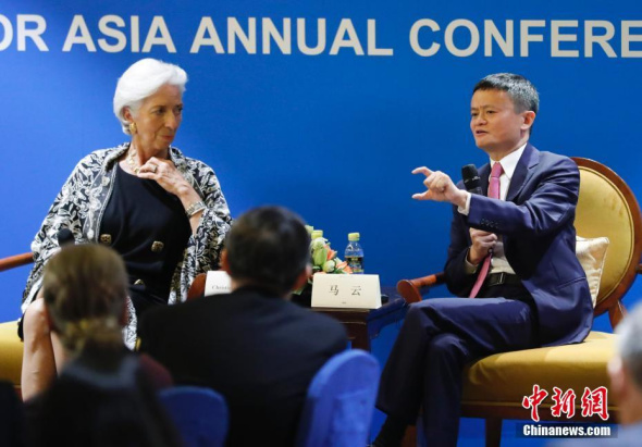 IMF Managing Director Christine Lagarde (L), and Jack Ma, founder and chairman of Alibaba Group, talk on the sidelines of the Boao Forum for Asia Annual Conference 2018 on April 9, 2018. (Photo/China News Service) IMF Managing Director Christine Lagarde (L), and Jack Ma, founder and chairman of Alibaba Group, talk on the sidelines of the Boao Forum for Asia Annual Conference 2018 on April 9, 2018. (Photo/China News Service)
