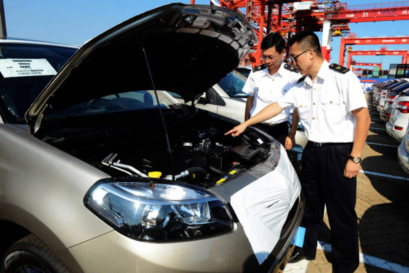Inspectors check imported cars at Qingdao Port, Shandong province. (Photo by Yu Fangping/For China Daily) Inspectors check imported cars at Qingdao Port, Shandong province. (Photo by Yu Fangping/For China Daily)