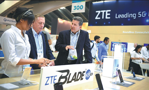 Visitors to the stand of Chinese telecom equipment maker ZTE Corp at an industry expo in San Francisco. (Photo/Xinhua) Visitors to the stand of Chinese telecom equipment maker ZTE Corp at an industry expo in San Francisco. (Photo/Xinhua)