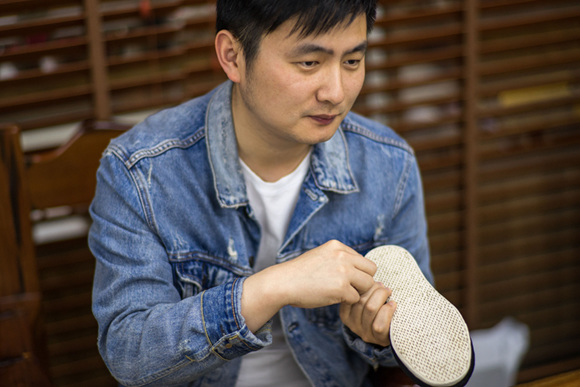Ye Peng is one of the new generation of traders in Yiwu. (Photo/China.org.cn) Ye Peng is one of the new generation of traders in Yiwu. (Photo/China.org.cn)