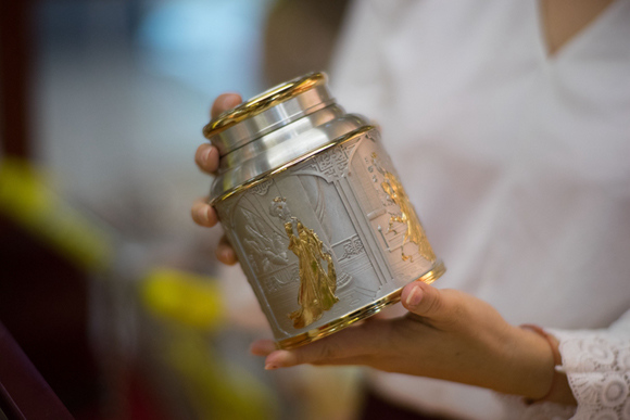 Aileen Lim imports Malaysian teapots with engravings of Chinese elements. (Photo/China.org.cn) Aileen Lim imports Malaysian teapots with engravings of Chinese elements. (Photo/China.org.cn)