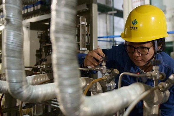 A technician of China Guodian Corp checks facilities in Lanzhou, capital of Gansu province. (Photo/Xinhua)