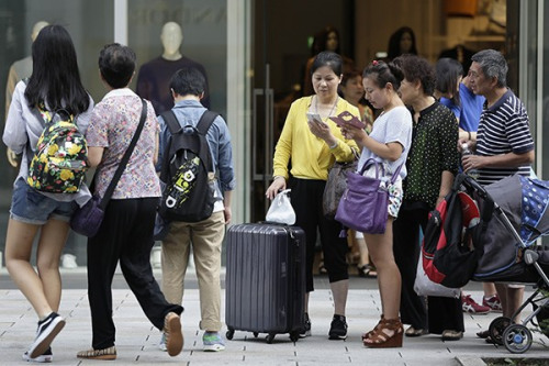 Chinese tourists visit Tokyo's Ginza district for shopping in August. Japan is the second-most popular overseas destination. (Photo provided to China Daily) Chinese tourists visit Tokyo's Ginza district for shopping in August. Japan is the second-most popular overseas destination. (Photo provided to China Daily)