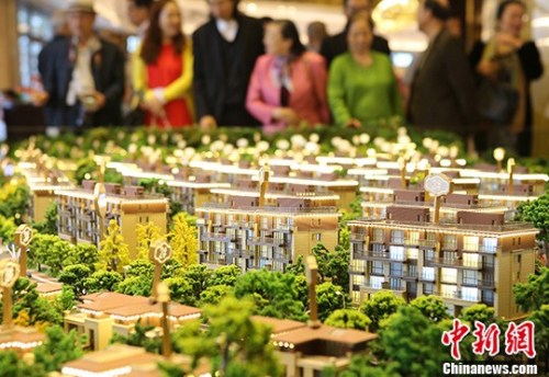 Home buyers preview real estate building models in Beijing. (File photo/Chinanews.com) Home buyers preview real estate building models in Beijing. (File photo/Chinanews.com)