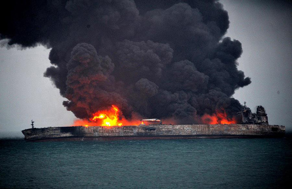 The Panama-registered oil tanker Sanchi is seen ablaze on Jan 7, 2018. The tanker carrying 136,000 metric tons of light crude oil has been adrift and on fire following a collision with another vessel in the East China Sea on Jan. 6. (Photo/Xinhua) The Panama-registered oil tanker Sanchi is seen ablaze on Jan 7, 2018. The tanker carrying 136,000 metric tons of light crude oil has been adrift and on fire following a collision with another vessel in the East China Sea on Jan. 6. (Photo/Xinhua)