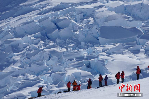 Tourists visit the Antarctic. (File photo/China News Service) Tourists visit the Antarctic. (File photo/China News Service)