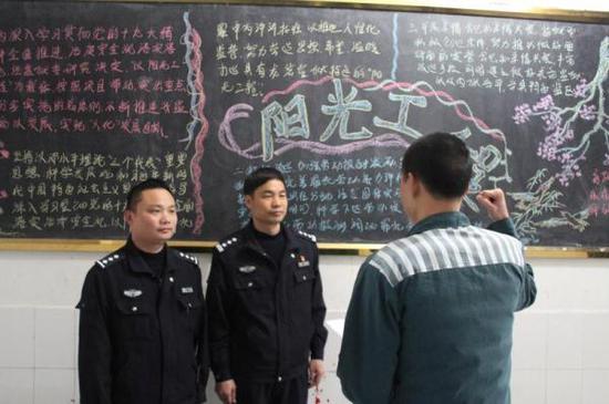A prisoner makes a pledge to prison officials for festival parole. (Photo/rmzxb.com.cn) A prisoner makes a pledge to prison officials for festival parole. (Photo/rmzxb.com.cn)
