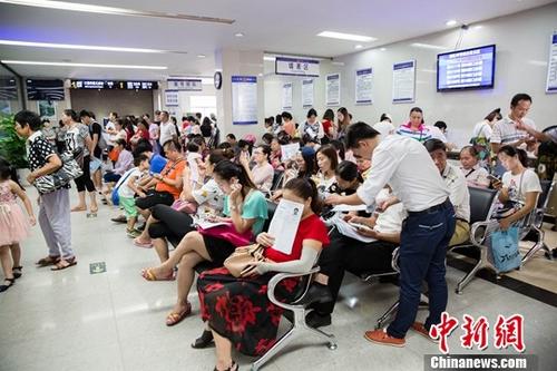 People wait at the exit and entry administration hall of Nanning Public Security Bureau, Guangxi Zhuang Autonomous Region. (File photo/China News Service) People wait at the exit and entry administration hall of Nanning Public Security Bureau, Guangxi Zhuang Autonomous Region. (File photo/China News Service)