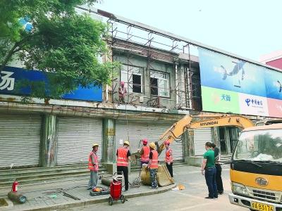 Workers demolish Guang'an Zhonghai Electronics Market at Zhongguanchun, Beijing. (Photo/Beijing Evening News) 