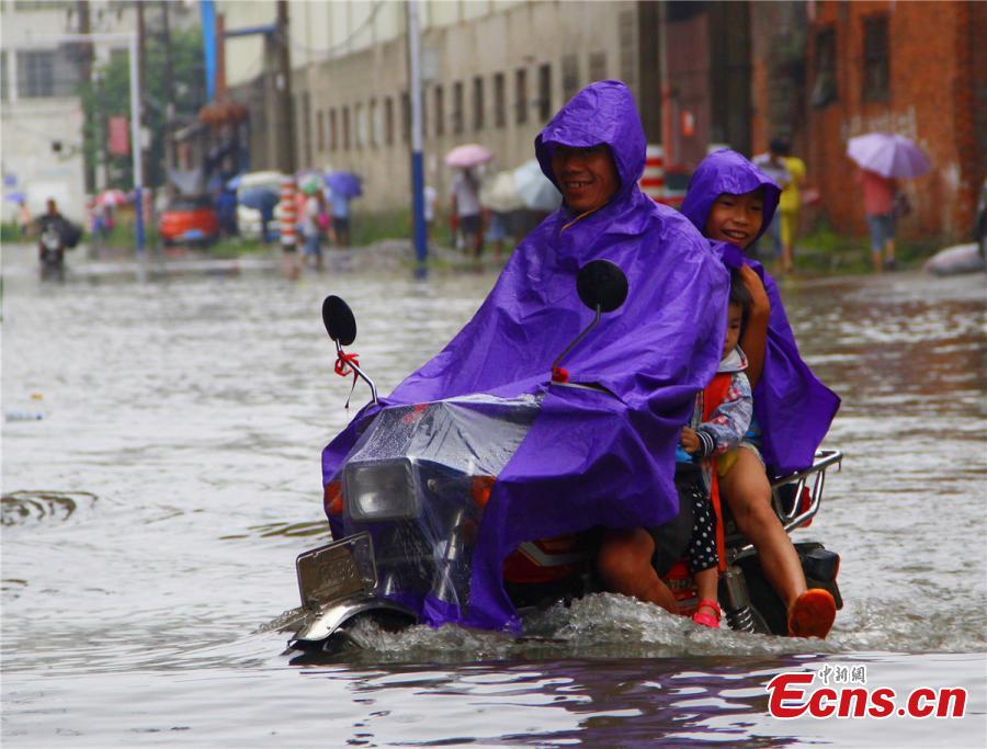 Rainstorm causes floods, affects students in SW China city(1/10)