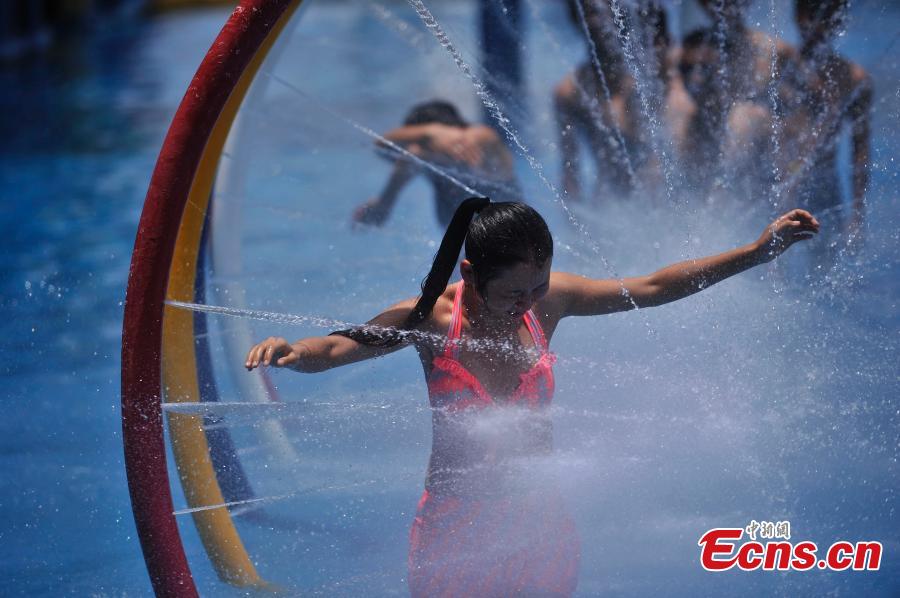 High temperatures perfect for water fun in Chongqing(1/5)