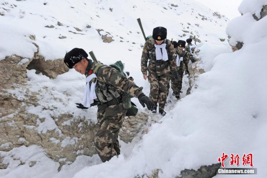Xinjiang recruits undeterred by hard training (1/6)