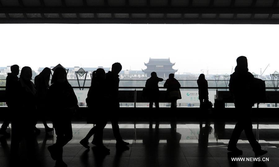 China witnesses travel peak on last day of New Year holiday(1/5)