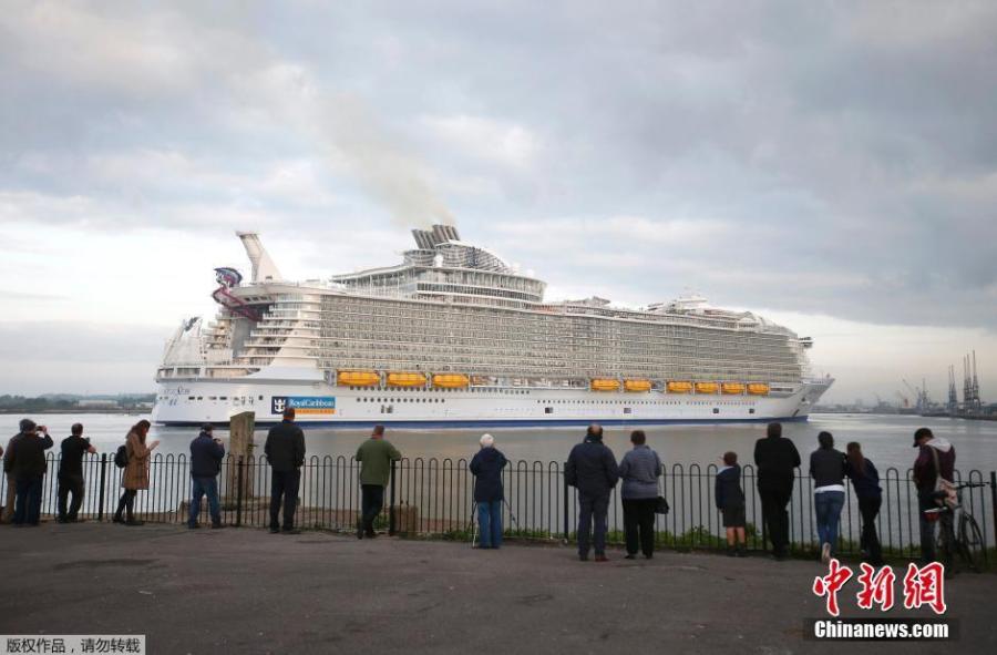 World's largest cruise ship docks at UK port(1/7)