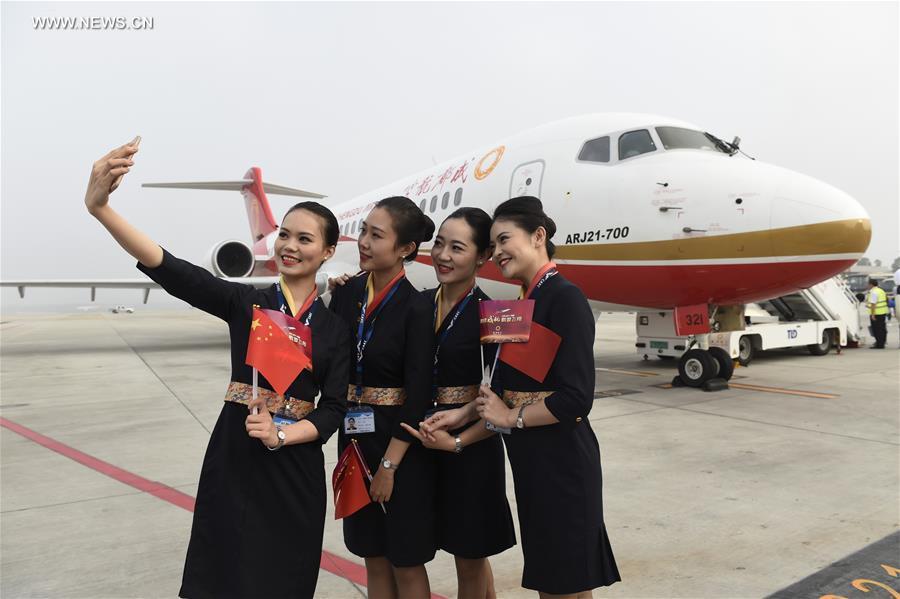 ARJ21 makes maiden commercial flight from Chengdu to Shanghai(1/5)