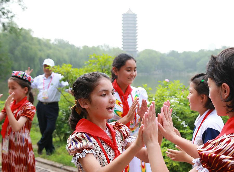 Left-behind children enjoy free tour of Beijing(1/7)