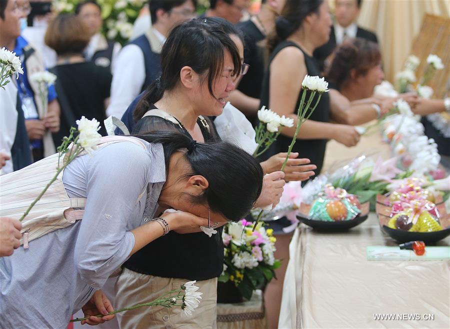Families of tour-bus accident victims mourn in Taoyuan, Taiwan(1/2)