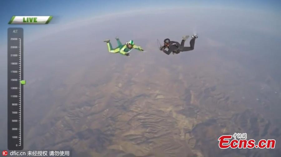 Daredevil skydiver jumps from 7.6km without parachute (1/5)