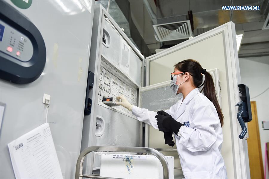 A staff member takes a blood sample at the China National GeneBank (CNGB) in Shenzhen, south China\'s Guangdong Province, Sept. 20, 2016. The CNGB was officially opened Thursday, aiming to promote human health research and the conservation of global bio-diversity. (Photo/Xinhua)