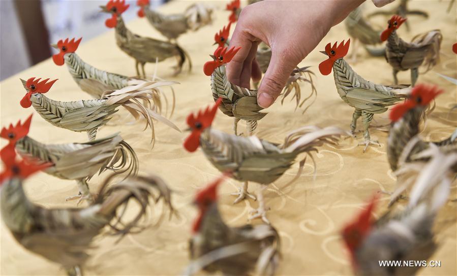 Chinese folk artist makes palm-plaited roosters to greet New Year (1/4)