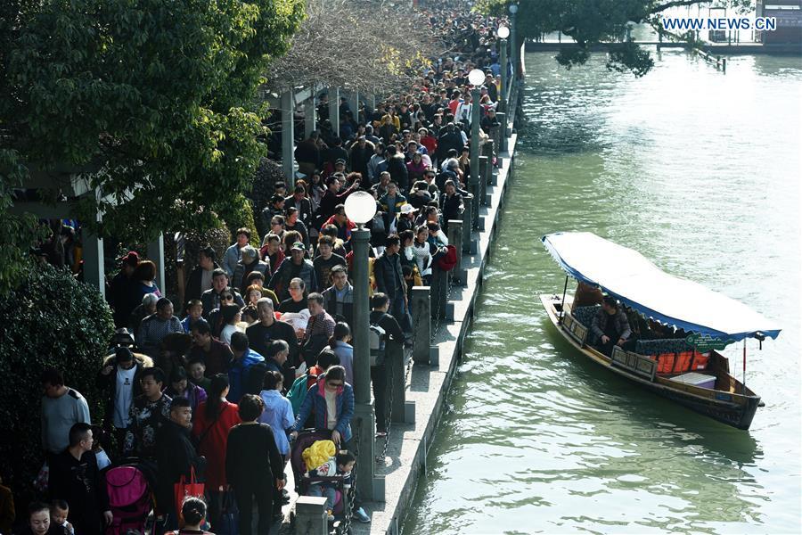 Tourism booming during Spring Festival holiday(1/4)