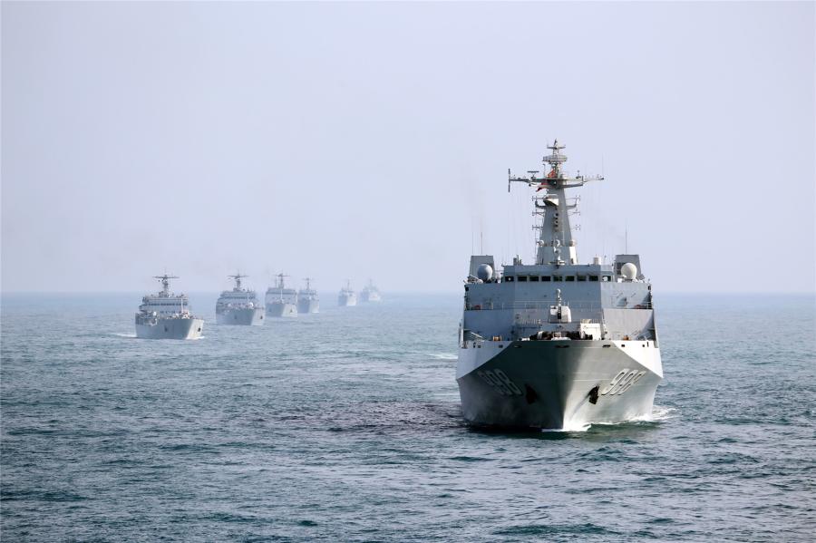 10 landing ships conduct training in South China Sea (1/8)