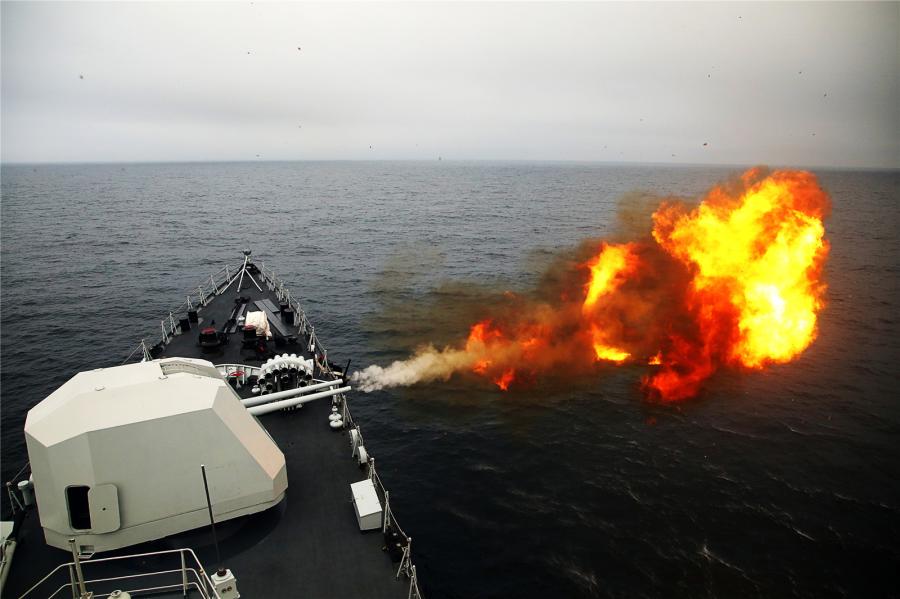 Destroyer Zhanjiang executes live-fire training in South China Sea (1/6)