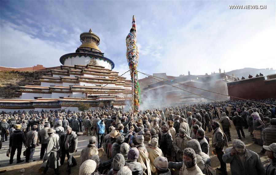 People pray for bumper harvest in Tibet(1/14)