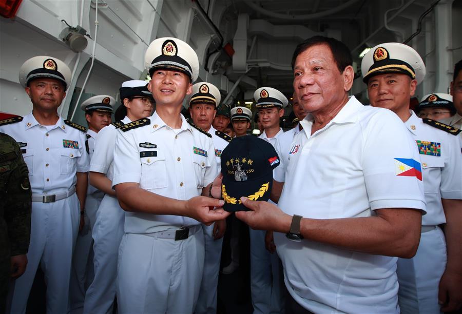 Philippine president visits Chinese naval fleet docked in Davao(1/3)