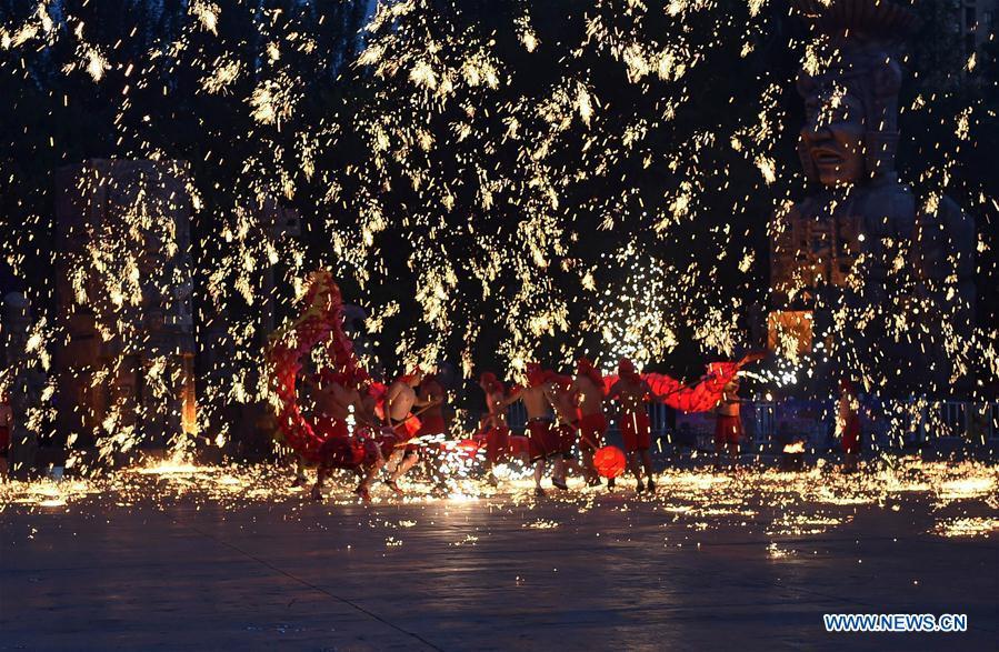 Father and son: splashing iron water during dragon dance (1/8)