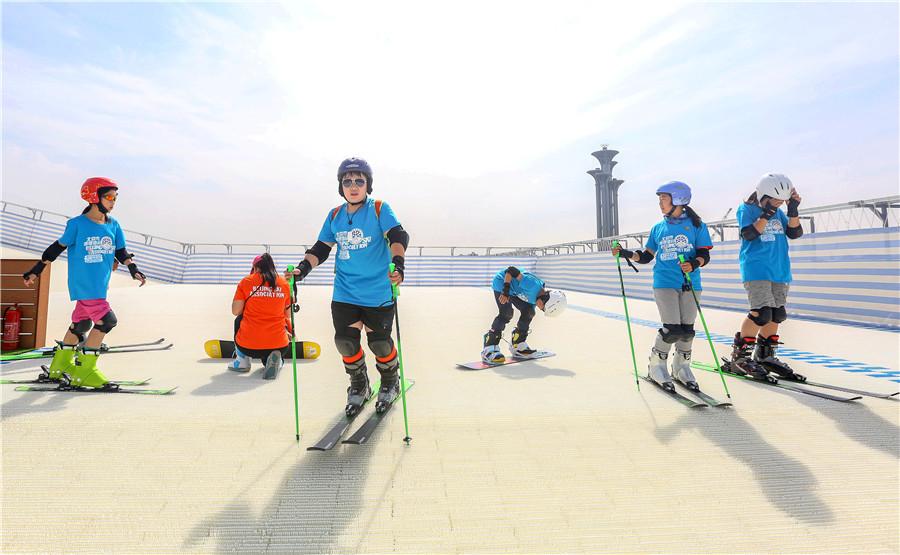 Enthusiasts try out snowless ski slopes in Beijing (1/3)
