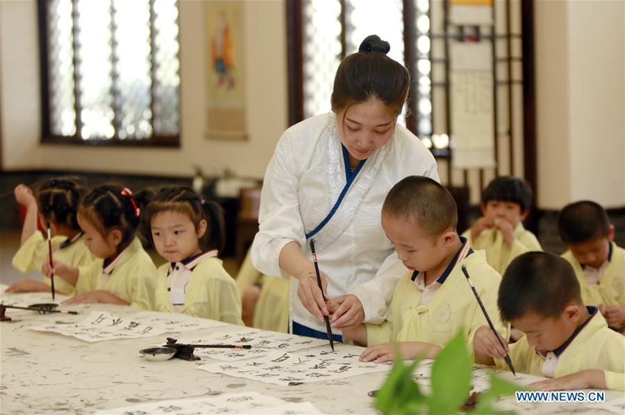 'Summer Camp of Traditional National Culture' held in N China(1/6)
