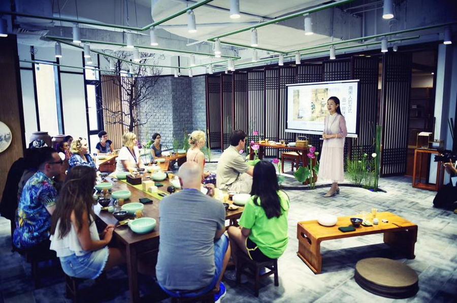 Foreign students experience culture on China tour(1/8)