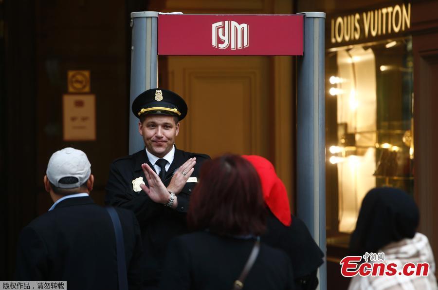 A security guard blocks the entrance to the State Department Store, GUM, due to a bomb threat in central Moscow, Russia, Sept. 13, 2017. More than 20,000 people have been evacuated from public spaces across Moscow after authorities received several bomb threats. Some 30 sites are being cleared, including universities, shopping centers and train stations in central Moscow on Wednesday afternoon. (Photo/Agencies)