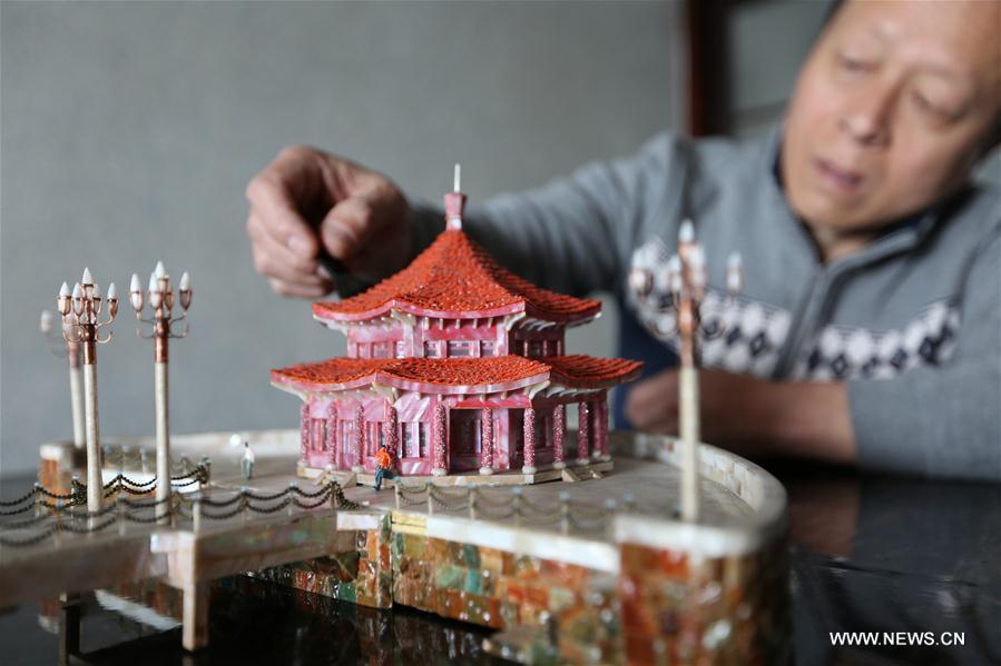 Man makes miniatures of Qingdao's old buildings by shells and wood (1/4)