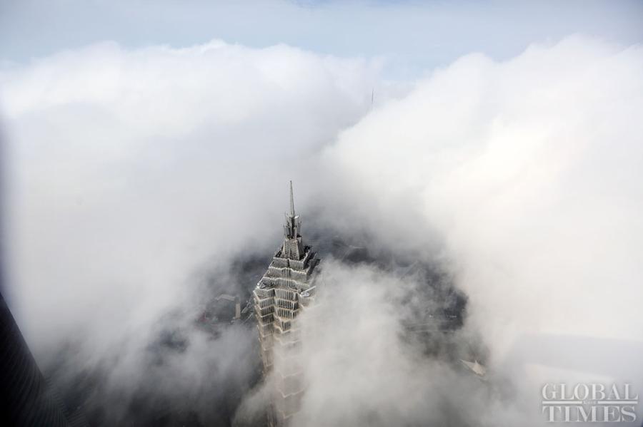 Skyscrapers shrouded in advection fog in Shanghai(1/5)