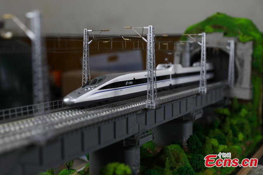 Train attendant makes replica to mark new high-speed railway(1/8)