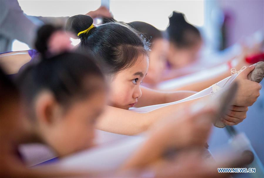 Children learn dancing during winter vacation(1/7)