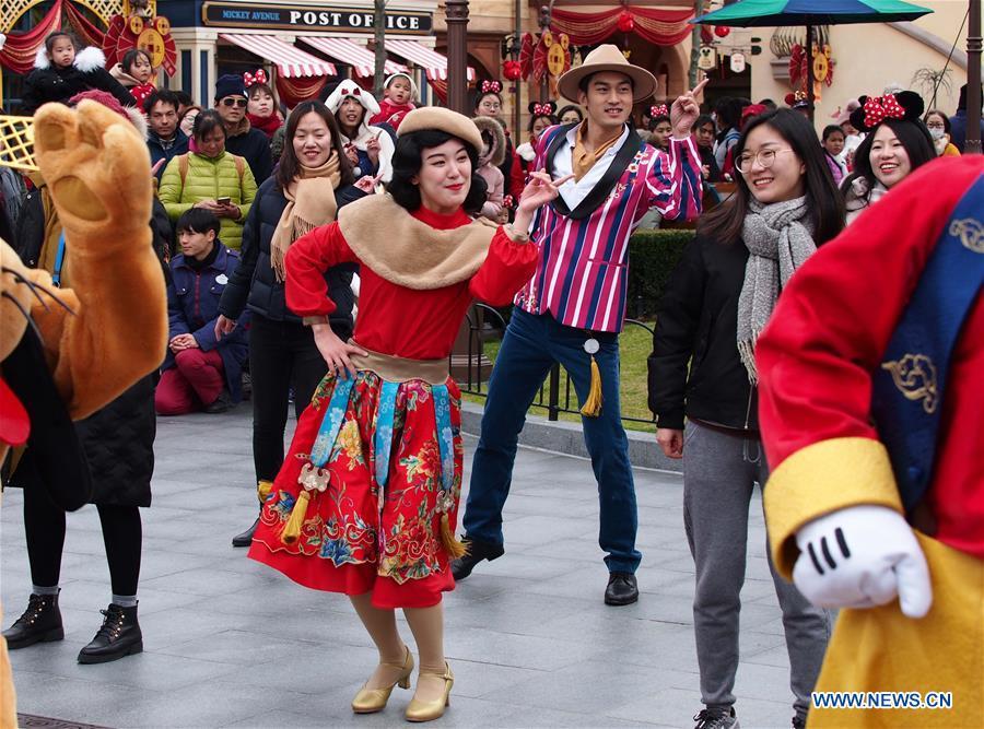 Actors dance to welcome Chinese Lunar New Year in Shanghai Disney Resort(1/3)